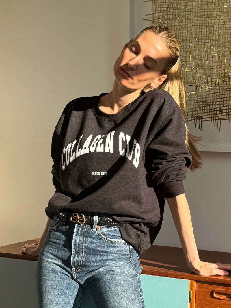 Femme portant le Sweatshirt gris anthracite de la collection capsule Collagen Club.