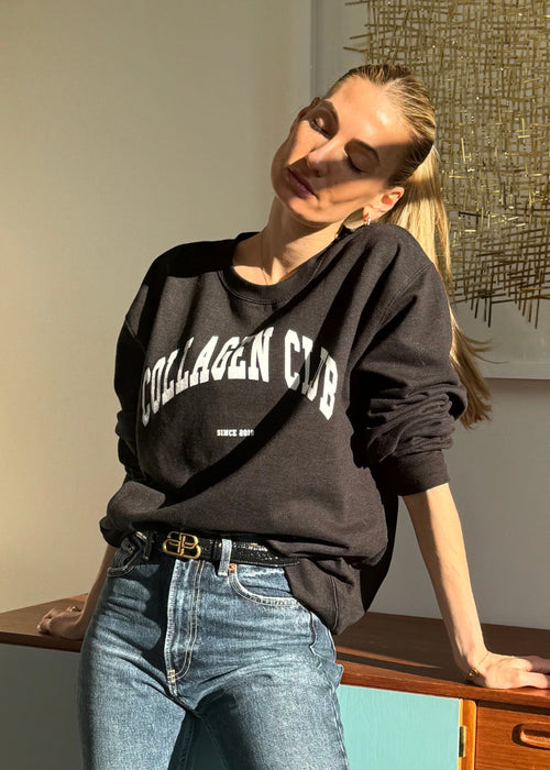 Femme portant le Sweatshirt gris anthracite de la collection capsule Collagen Club.