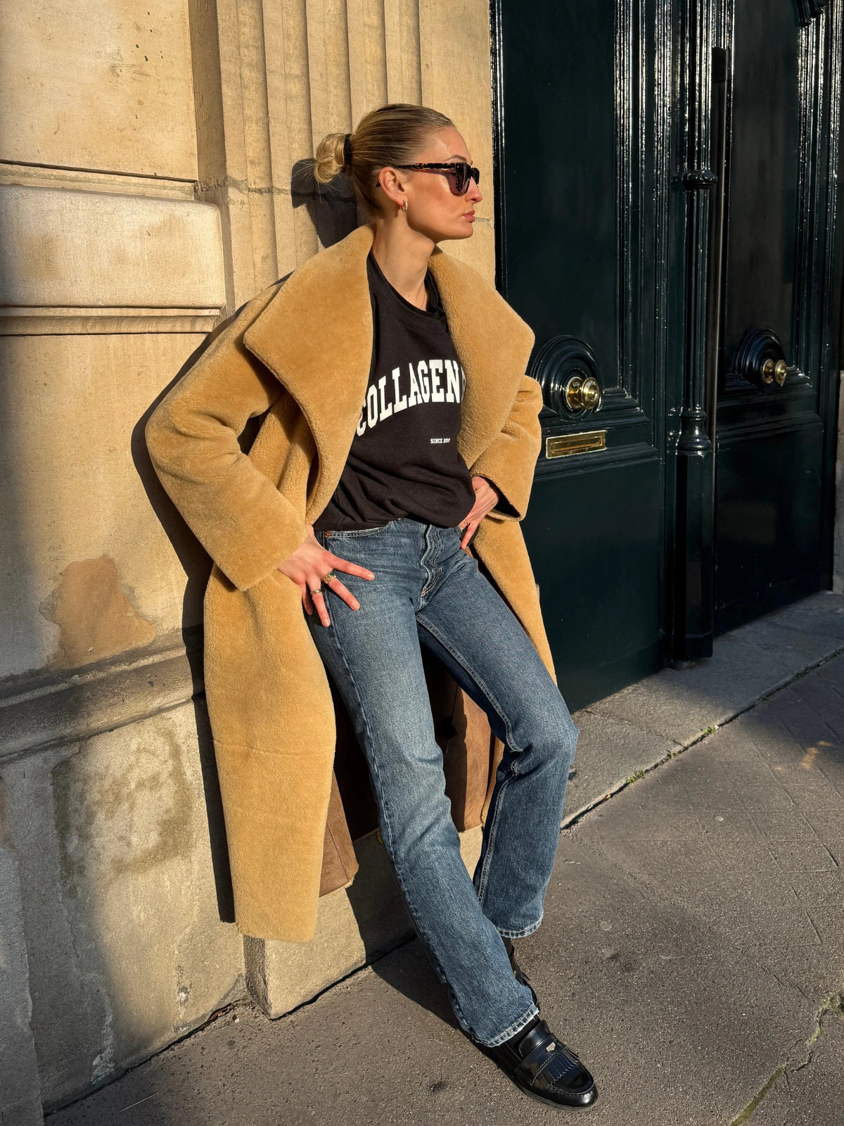 Femme portant le Sweatshirt gris anthracite de la collection capsule Collagen Club.