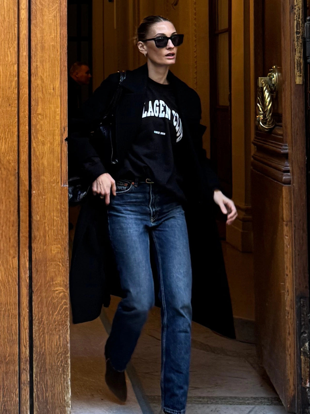 Femme portant le Sweatshirt gris anthracite de la collection capsule Collagen Club.