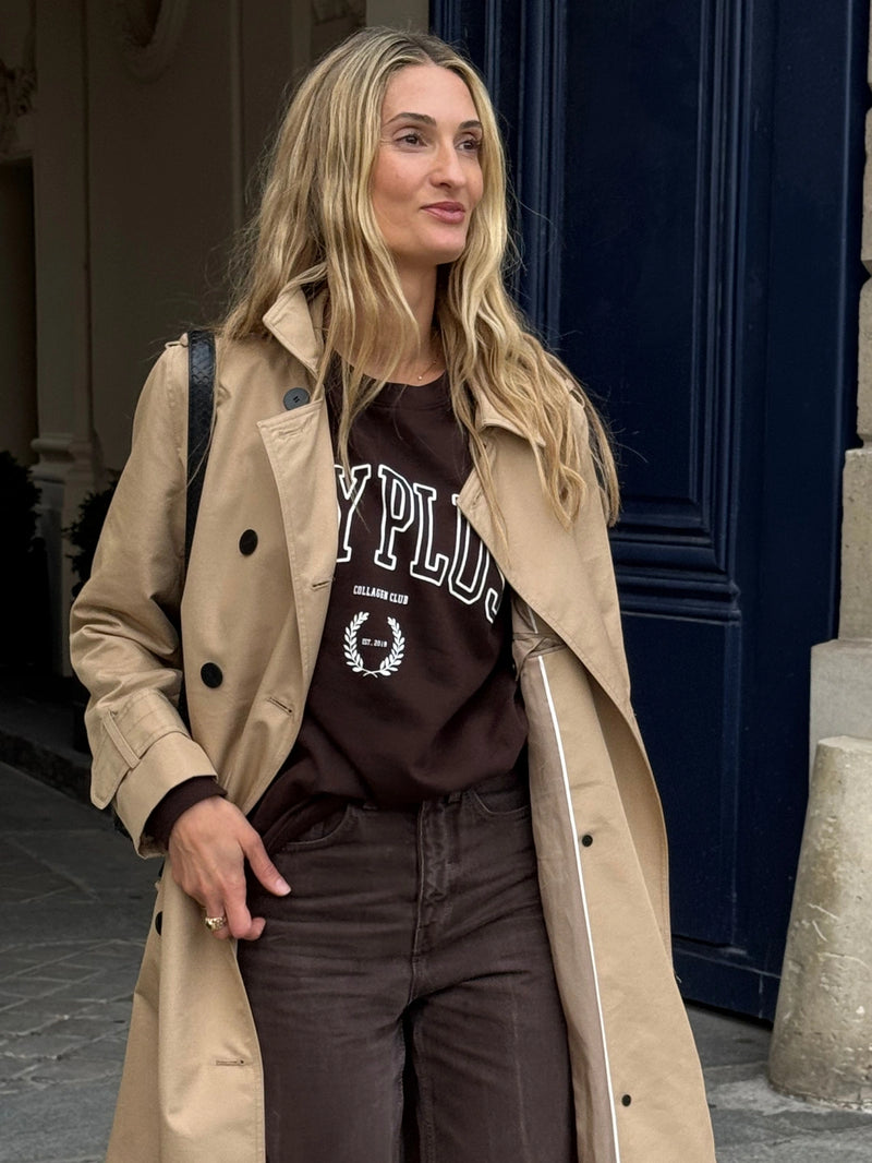 Femme dans la rue portant le Sweatshirt Day+ University marron. 