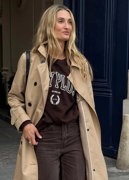 Femme dans la rue portant le Sweatshirt Day+ University marron. 