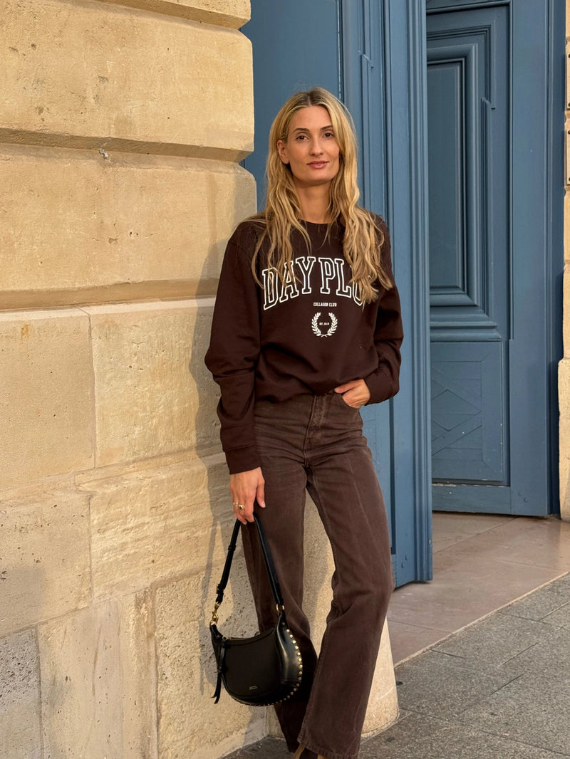 Outfit marron avec le Sweatshirt Day+ University.