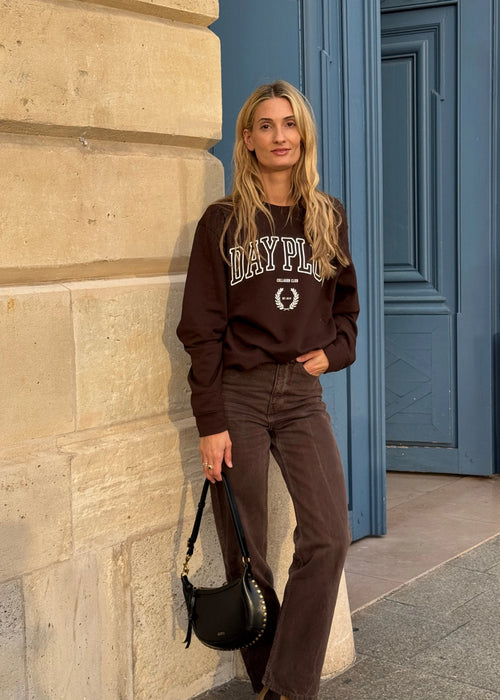 Outfit marron avec le Sweatshirt Day+ University.