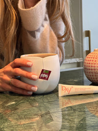 Thé Kusmi Tea infusés dans une tassse.