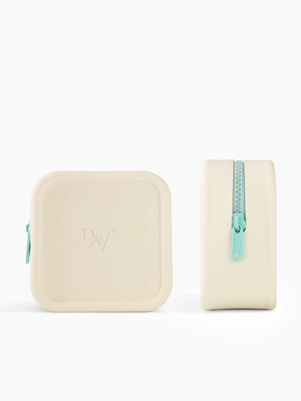 Focus sur la trousse Day+ de couleur beige et la fermeture bleue. 