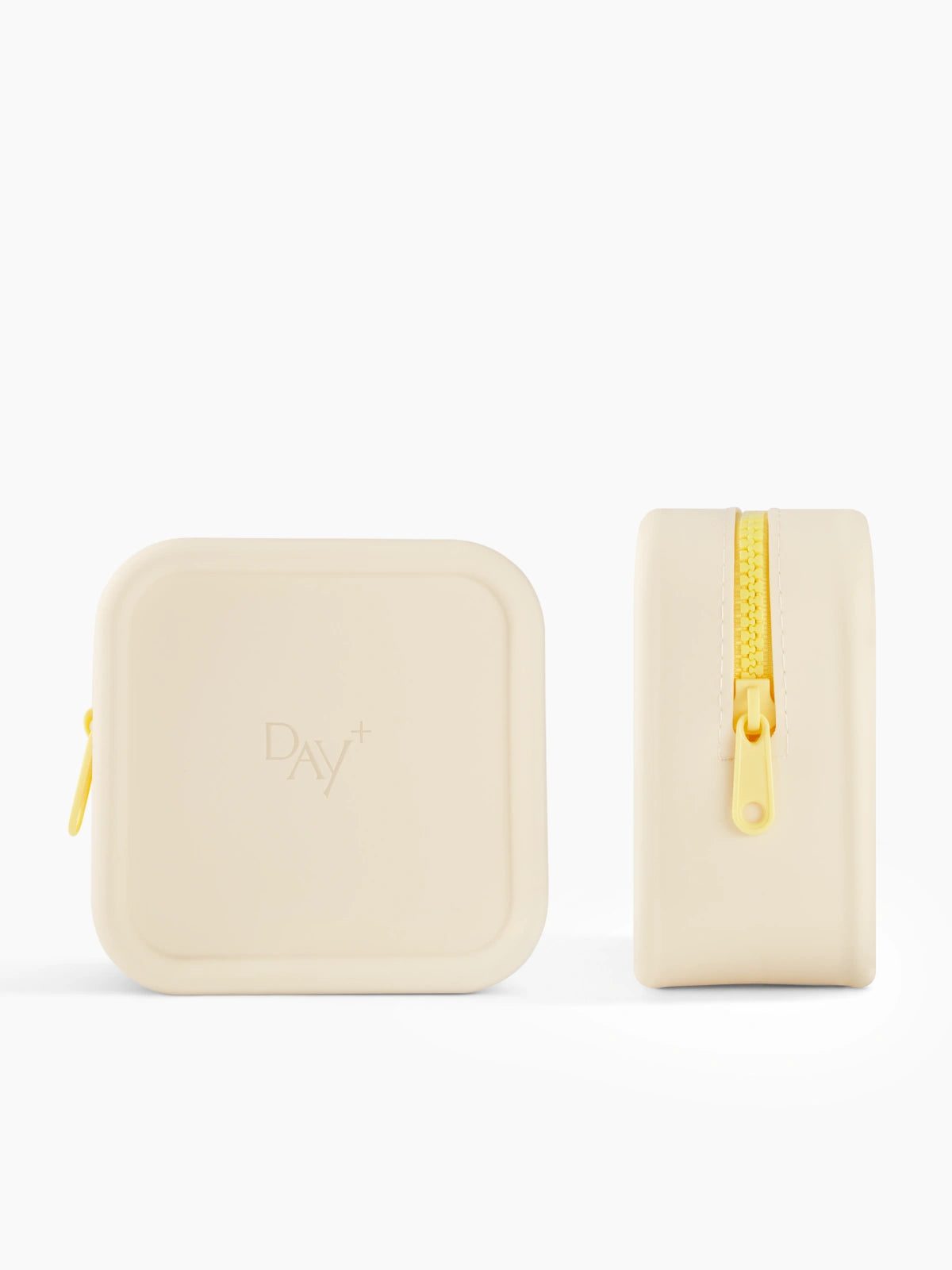 Focus sur la trousse Day+ de couleur beige et la fermeture jaune. 