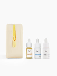 Coffret Essentiels de Voyage - Visage : composé de 3 sérums visages en format nomade.