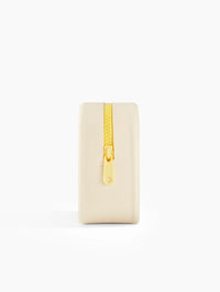 Trousse de voyage Day+ beige avec une fermeture jaune pastel vue de profil.