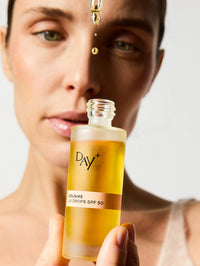 Application du sérum solaire UV Drops SPF 50.