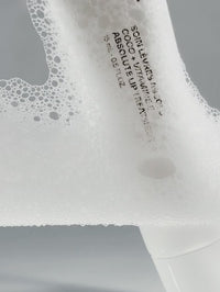 Soin Lèvres Absolu tombant dans un nuage de mousse.